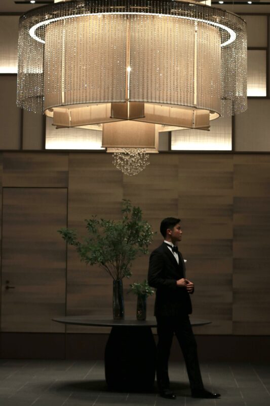 フォーシーズンズホテル東京大手町におすすめのクラシックでオーセンティックなブラックタキシードを着た新郎様