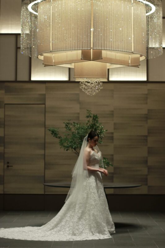 THE TREAT DRESSINGの新提携会場フォーシーズンズホテル東京大手町でモニークルイリエの総レースのトレーンが長いAラインのウェディングドレスを身に纏った花嫁