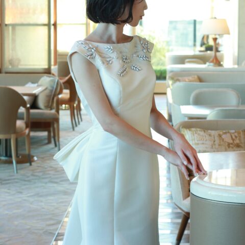 THE TREAT DRESSINGの新提携会場フォーシーズンズホテル東京大手町でヴィクターアンドロルフマリアージュの総サテンのマーメイドラインのウェディングドレスを身に纏った花嫁