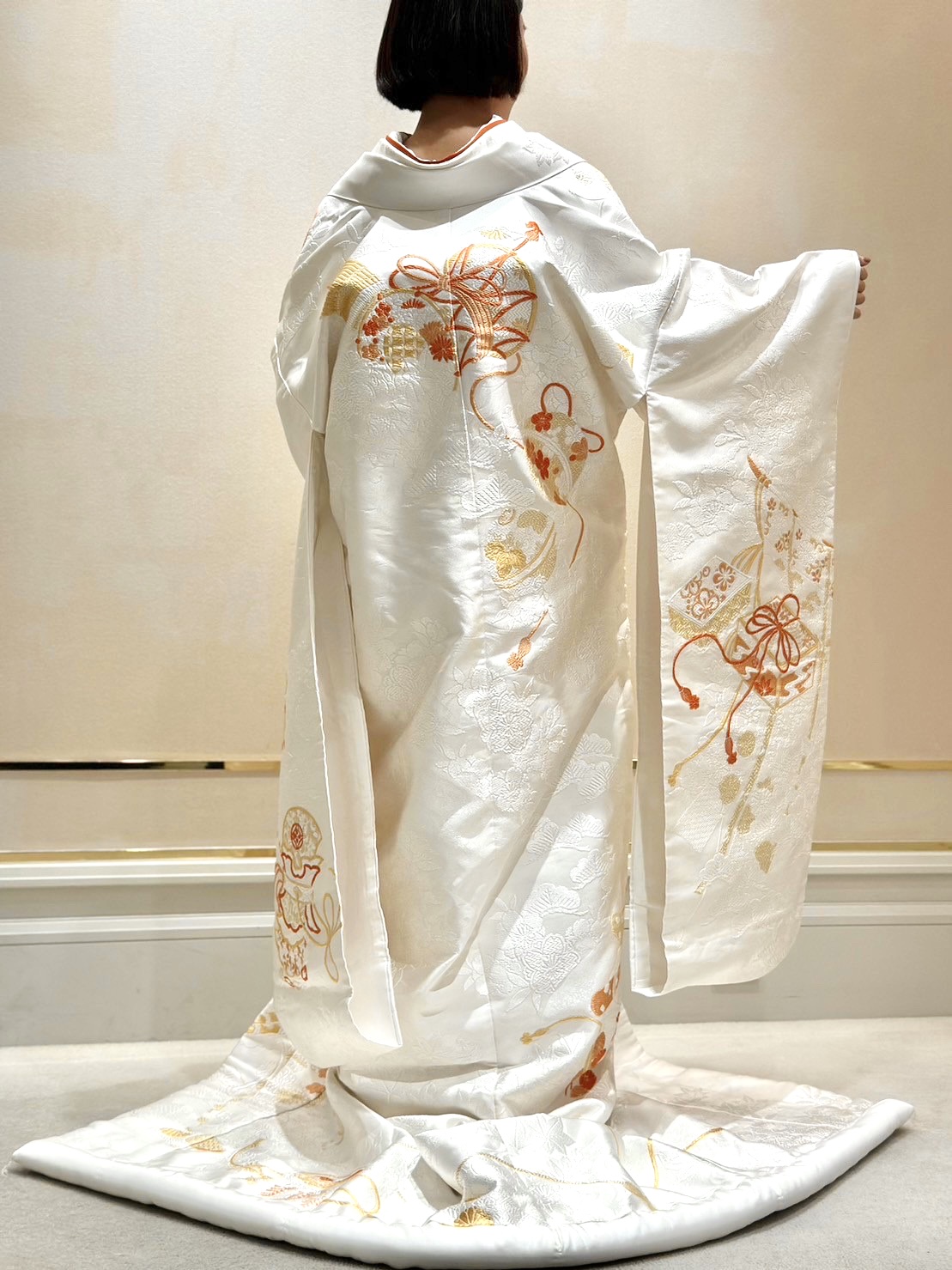 ザ トリート ドレッシング大阪店よりご紹介する善王寺織の華やかで立体的な新作の白無垢