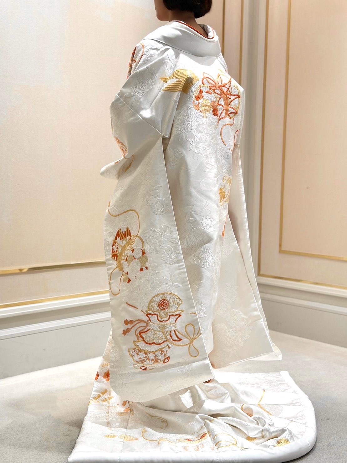 ザ トリート ドレッシング大阪店よりご紹介する善王寺織の華やかで立体感のある新作の白無垢