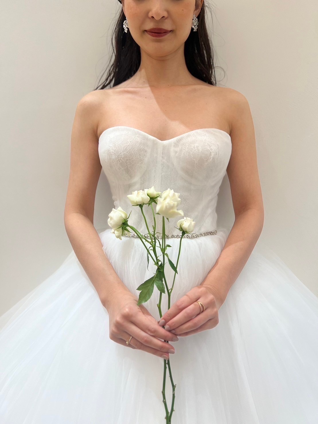 胸元のシャンテリーレースが美しいリームアクラの新作ウェディングドレスをご紹介いたします。