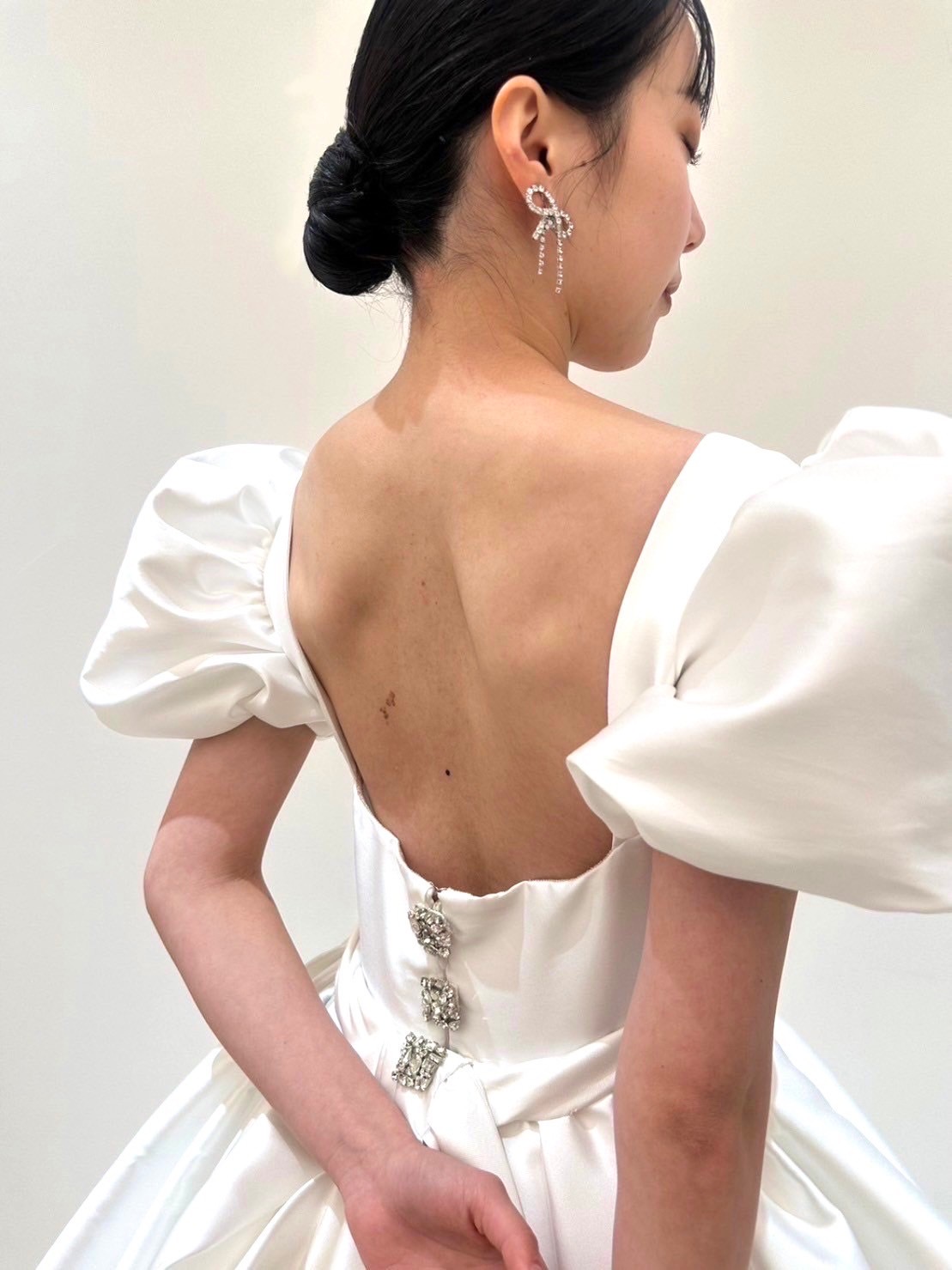 リームアクラの新作ウェディングドレスに合う上品でミニマムなコーディネートをおしゃれな花嫁様におすすめいたします。