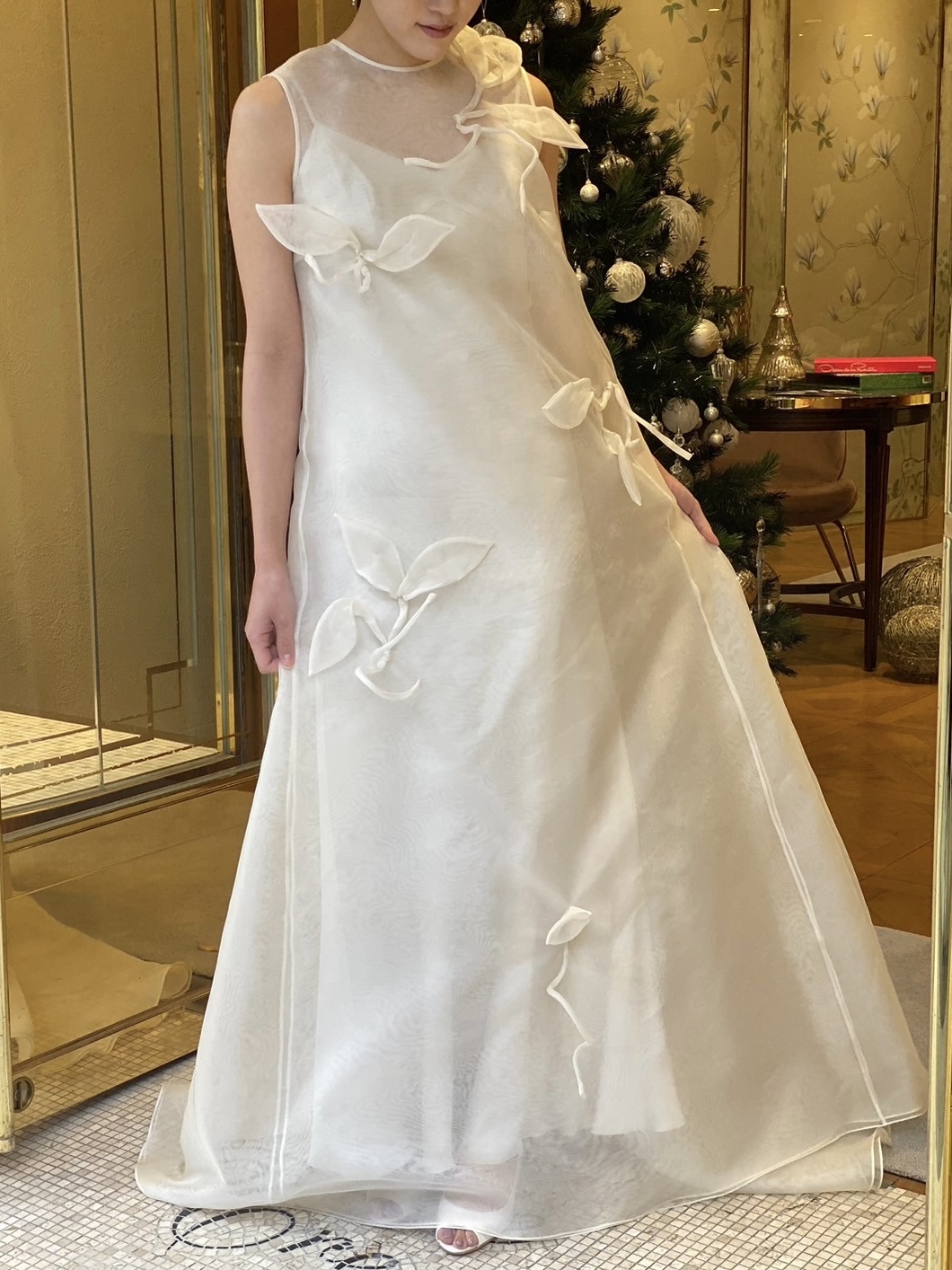 シルエットが美しい軽やかなオーガンジーの新作のAラインのウェディングドレス