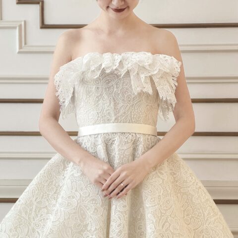 マクラメレースが美しいエリー サーブ ブライダルのウェディングドレスをTHE TREAT DRESSINGよりお届けいたします