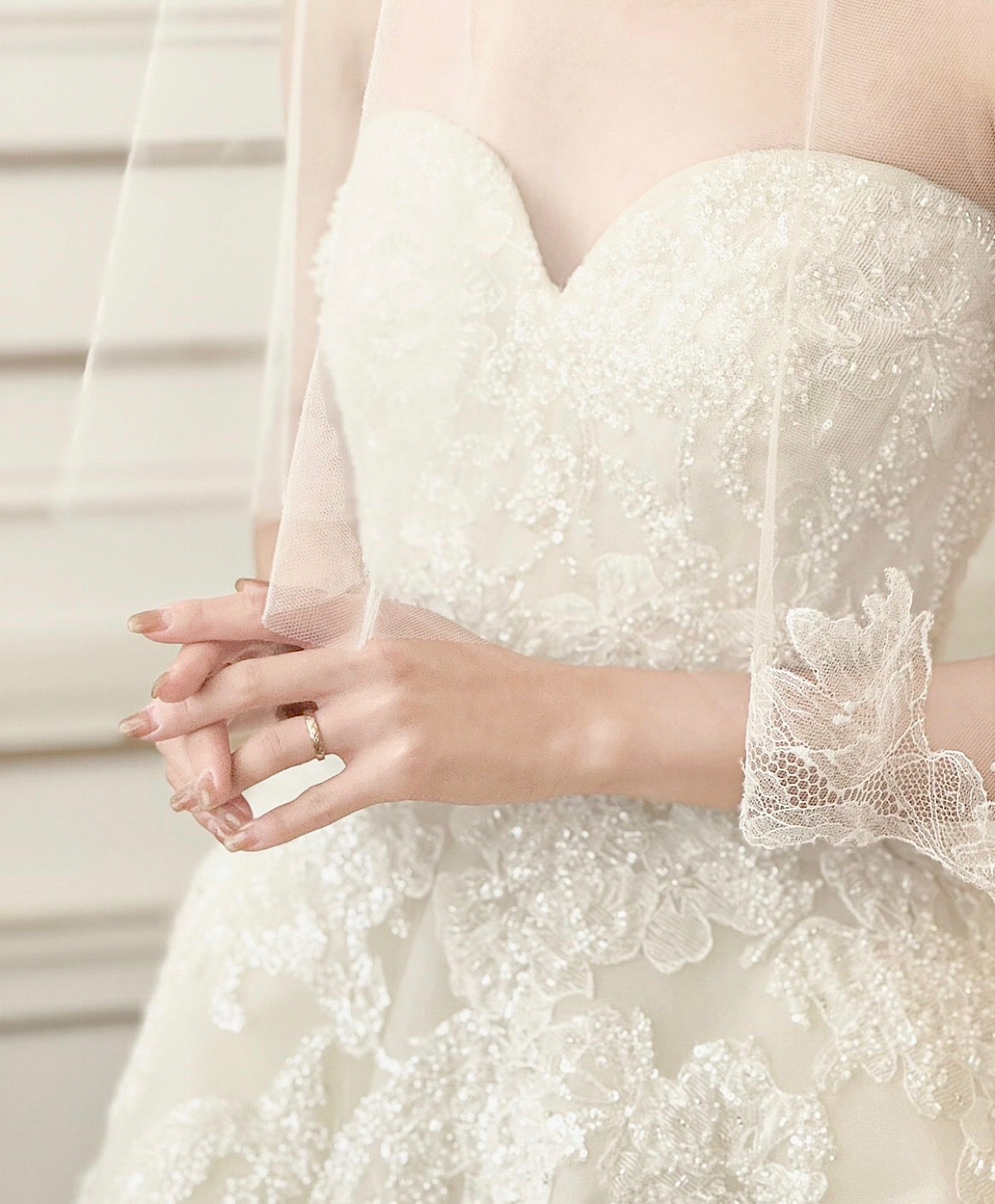 名古屋エリアで結婚式を挙げられる花嫁におすすめなエリー サーブ ブライダルのプリンセスラインの新作ウェディングドレスのご紹介。
