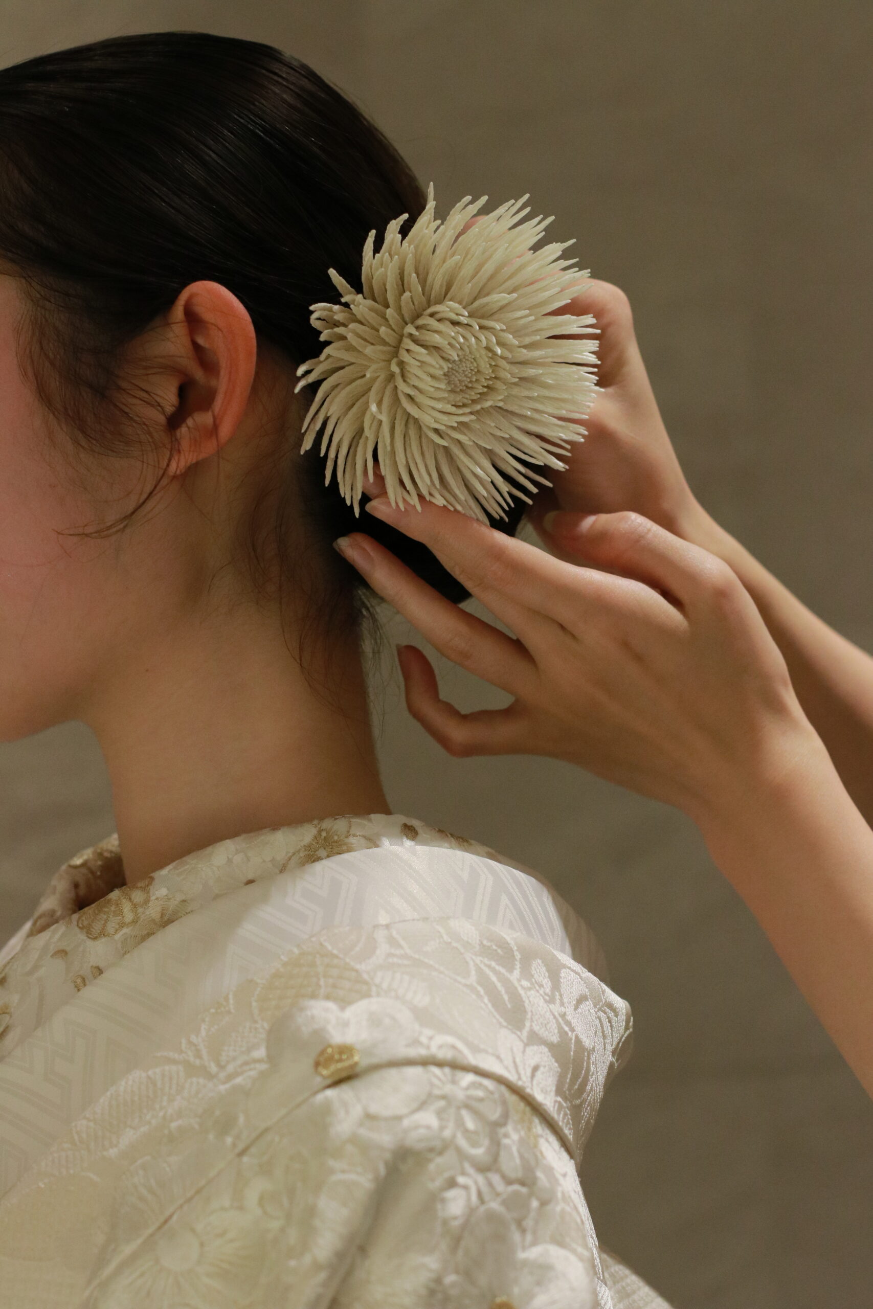 結婚式の白無垢ヘッドパーツにemi takazawa （エミ タカザワ）の刺繍花がお勧めです