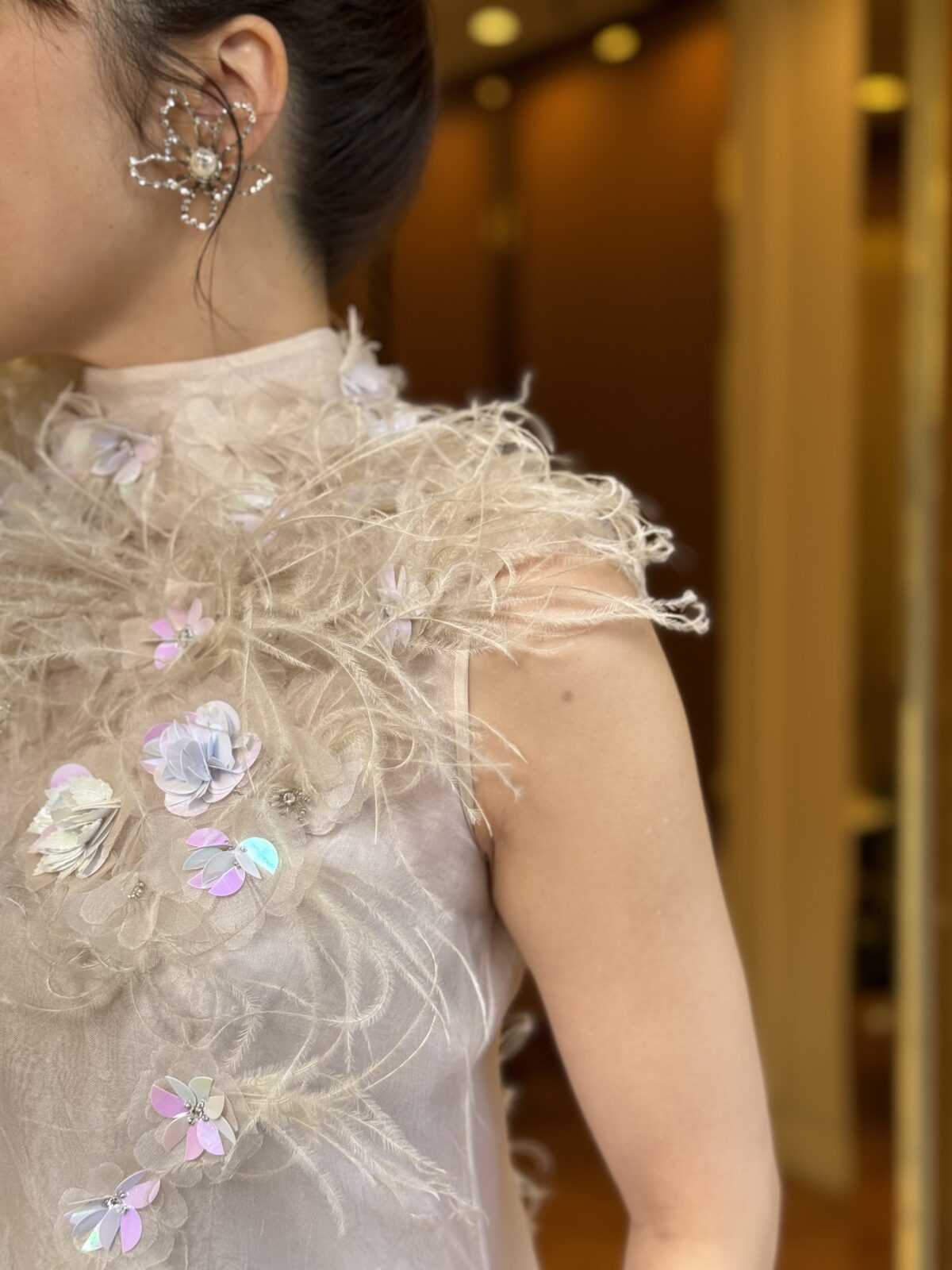 フェザーと立体的な３Dフラワーが美しい大阪の結婚式場におすすめな新作ウェディングドレス