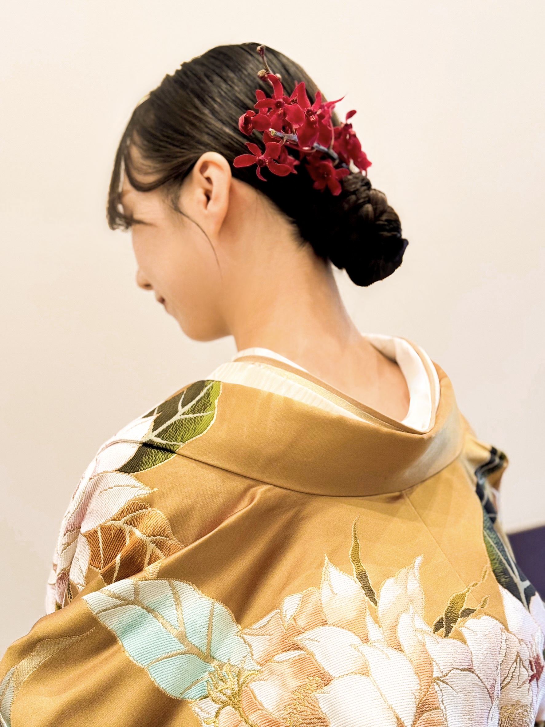 東海エリアの名古屋の結婚式会場、春夏のお色直しスタイルにおすすめな月下美人の豪華なレンタル刺繍色打掛のご紹介