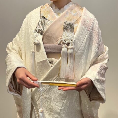 前撮りやお色直しにおすすめの神戸花嫁にご紹介したい桃色の絞りと銀箔が美しい白無垢とペールピンクのコーディネート紹介