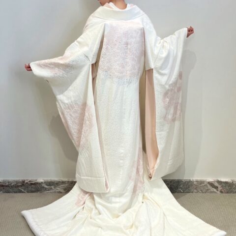 神戸花嫁にご紹介したい前撮りやお色直しにおすすめの桃色の絞りと銀箔が美しい白無垢のご紹介