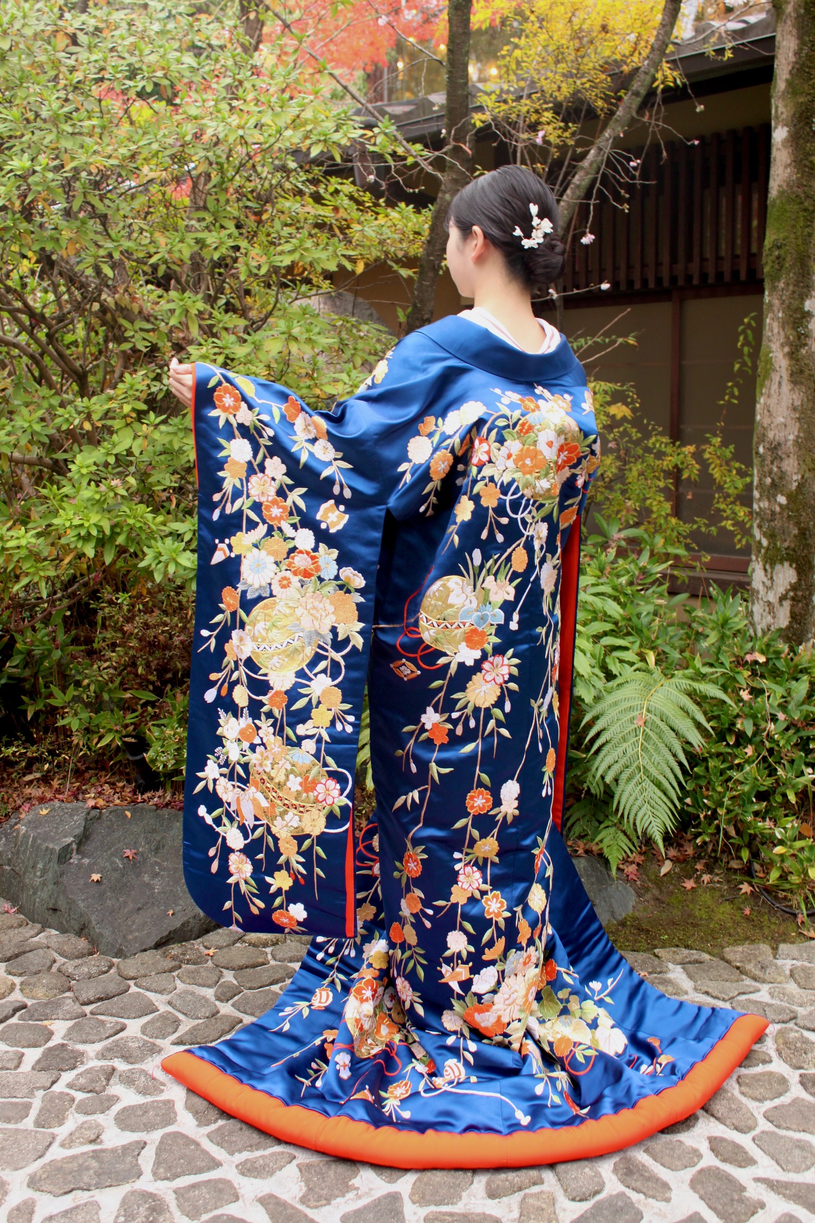 京都エリアの和の雰囲気感じれる結婚式会場や前撮りにおすすめの青色が鮮やかな新作色打掛です