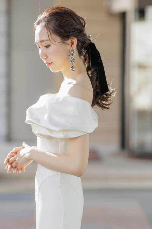 ソフトマーメイドが美しいサフィヤのウェディングドレスと大振りイヤリングのご紹介