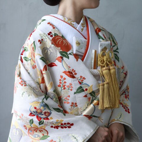 THE TREAT DRESSINGで東京エリアの花嫁に人気の白地に鮮やかな橘と桐の柄行が上品な新作色打掛