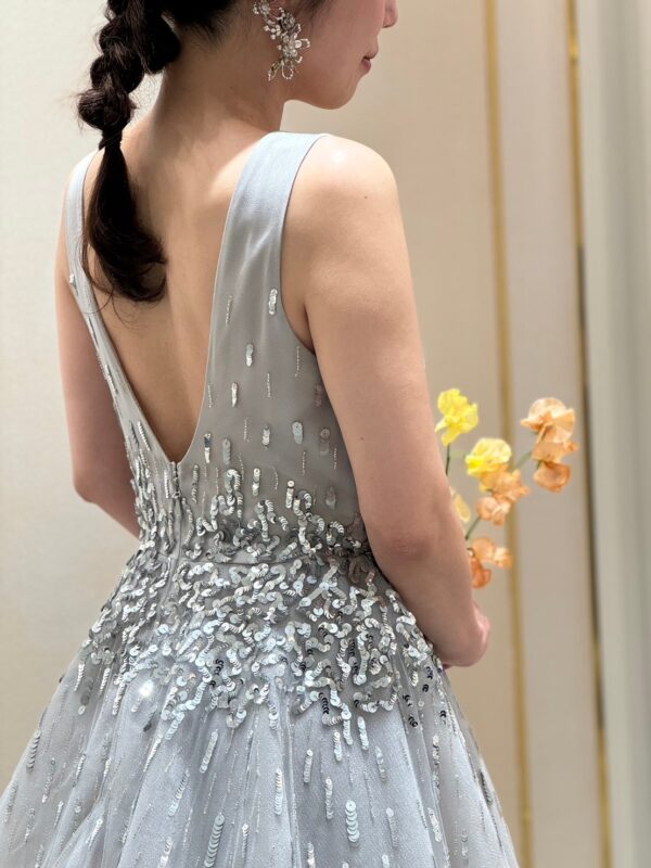 シルエットが美しい軽やかなチュール素材のAラインのカラードレス