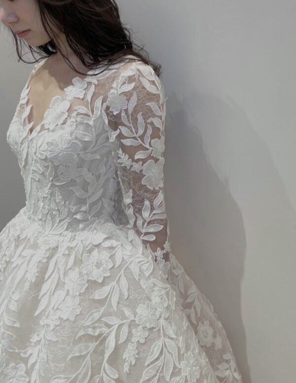 トリートドレッシング神戸店で神戸エリアの気品ある花嫁におすすめしたいモニークルイリエのウェディングドレスをご紹介させていただきます