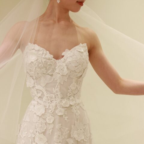 骨格ウェーブの花嫁におすすめのモニークルイリエの新作ウェディングドレスは総レースのマーメイドラインがクラシックな一着