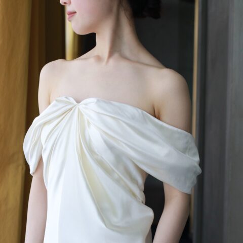 Danielle Frankel（ダニエルフランケル）の新作ウェディングドレスは東京の花嫁に人気のVERAWANGでの経験を経たデザイナーが手掛けるオフショルダーが魅力的なウェディングドレスです