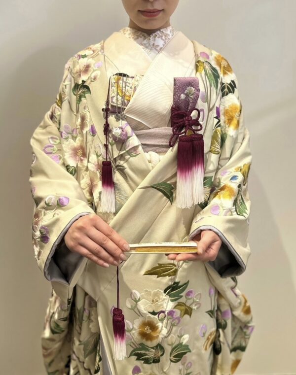 神戸エリアにおすすめの鶯色の新作色打掛に紫色の和装小物を合わせてモダンで柔らかなコーディネートをご紹介いたします