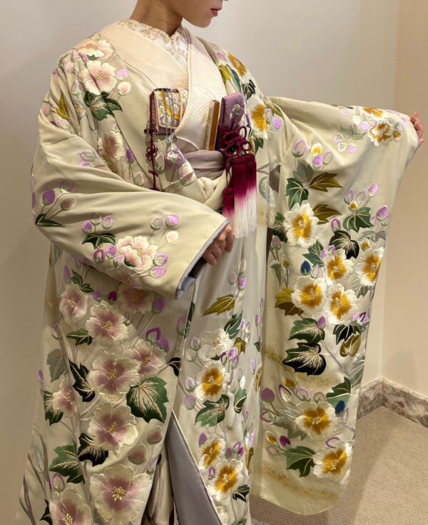神戸エリアにおすすめの鶯色の新作色打掛に紫色の和装小物を合わせてモダンで柔らかなコーディネートをご紹介いたします