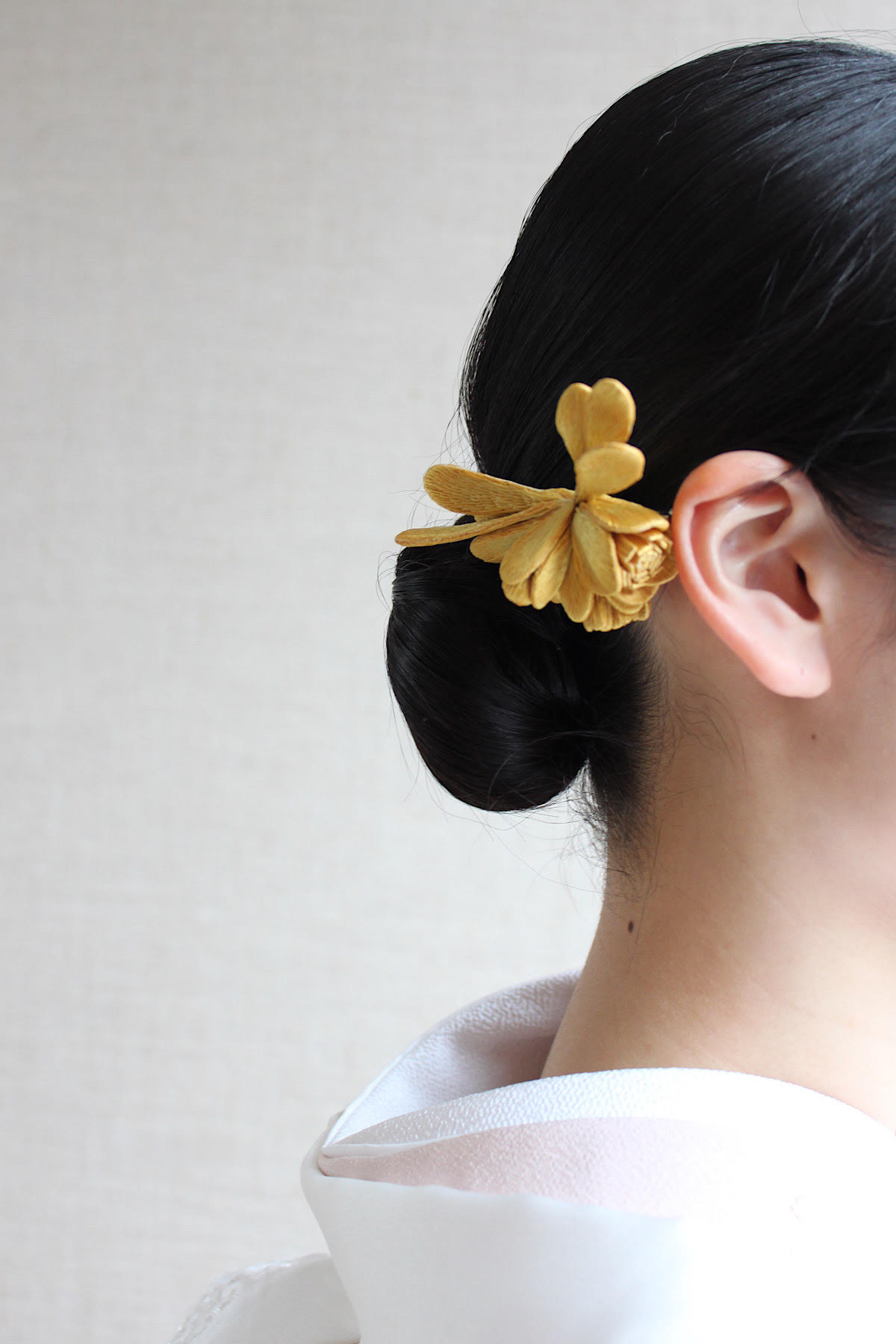 白無垢にエミ タカザワの刺繍花の髪飾りで気品溢れるコーディネート