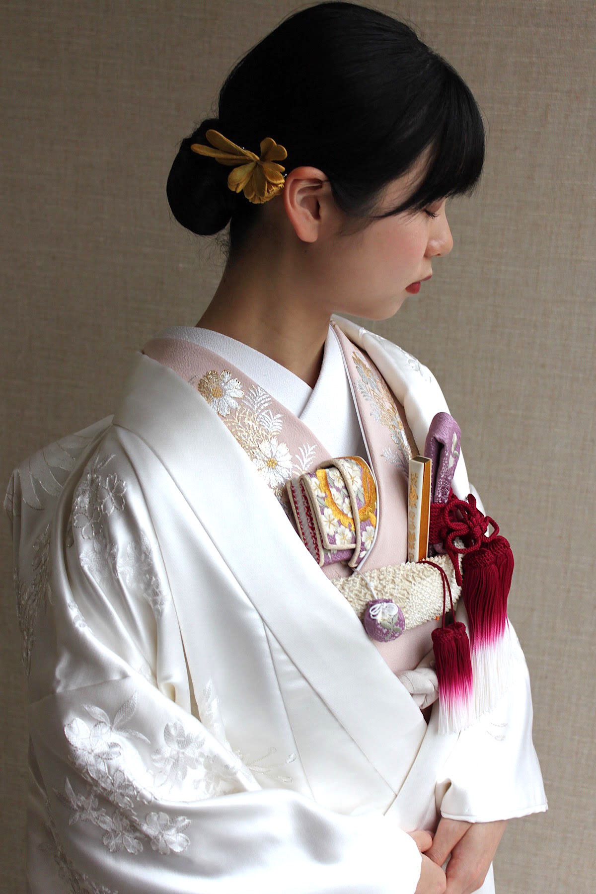 白無垢にエミ タカザワの刺繍花の髪飾りで気品溢れるコーディネート