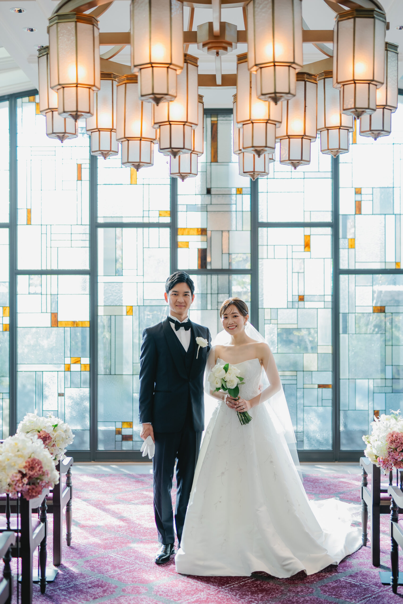 ステンドグラスから差し込む光がお二人のお顔色を明るく魅せます