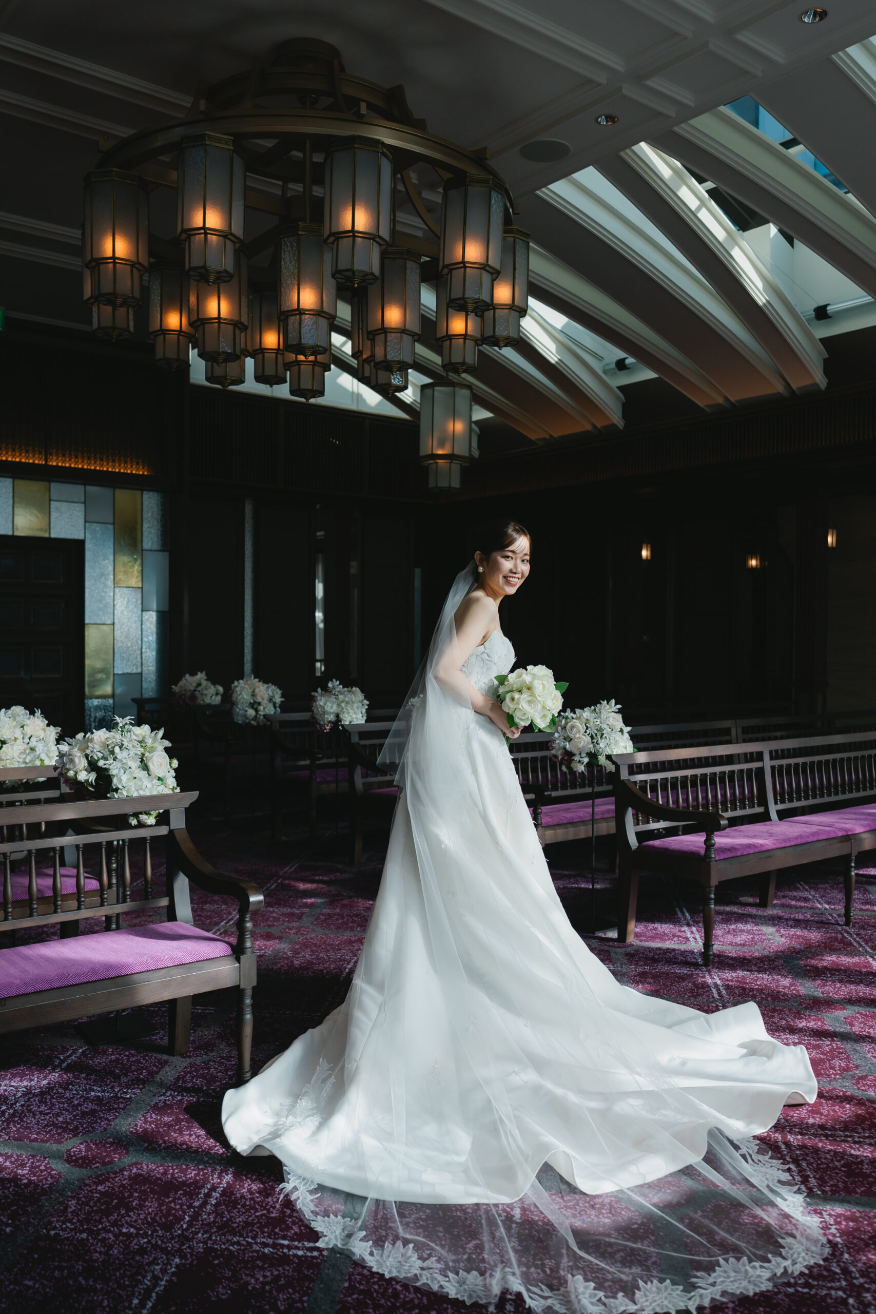 ダリアの刺繍が施されたベールを合わせることでよりナチュラルで柔らかな印象になります