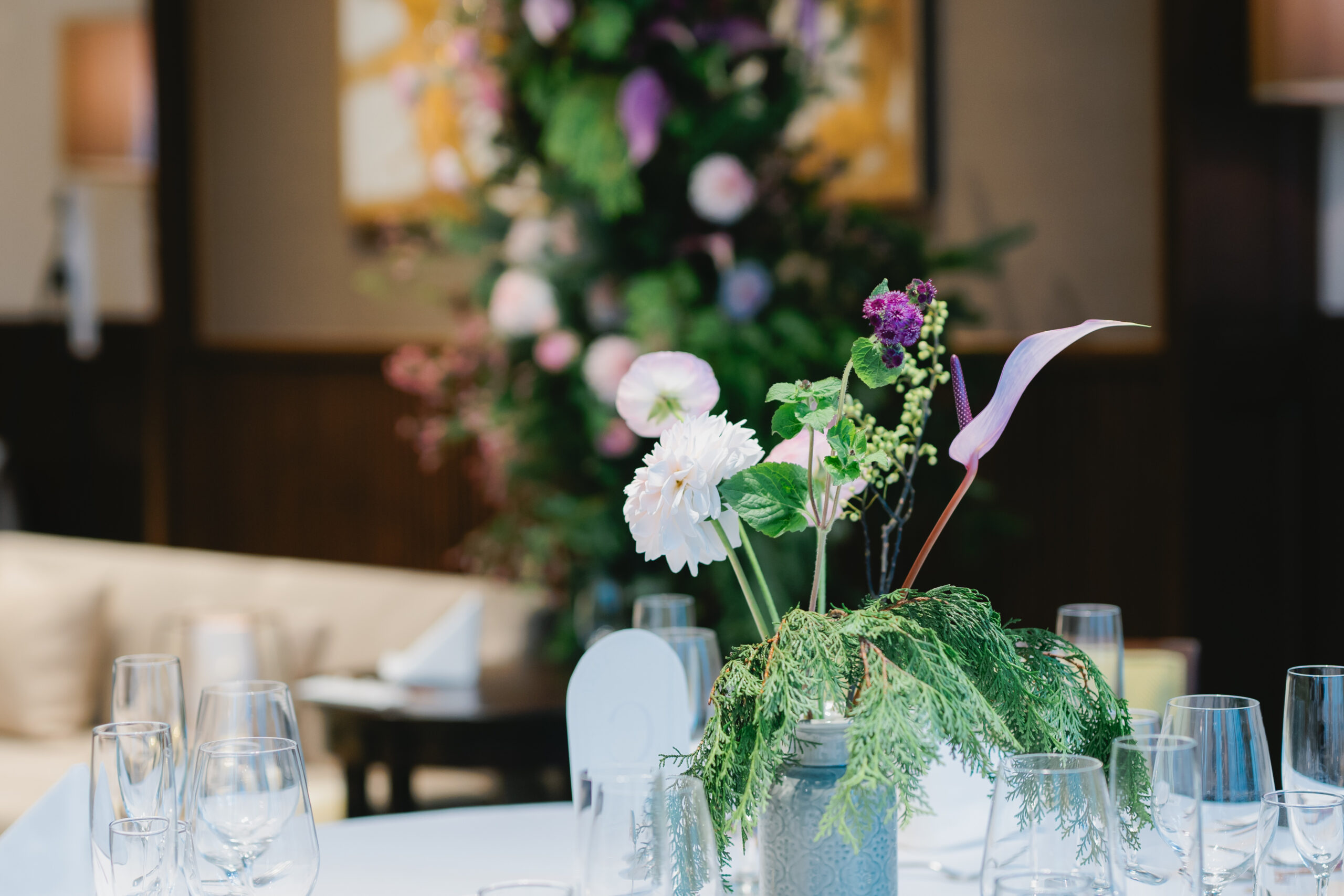 白と紫の洗練された装花がお二人のパーティーを彩ります