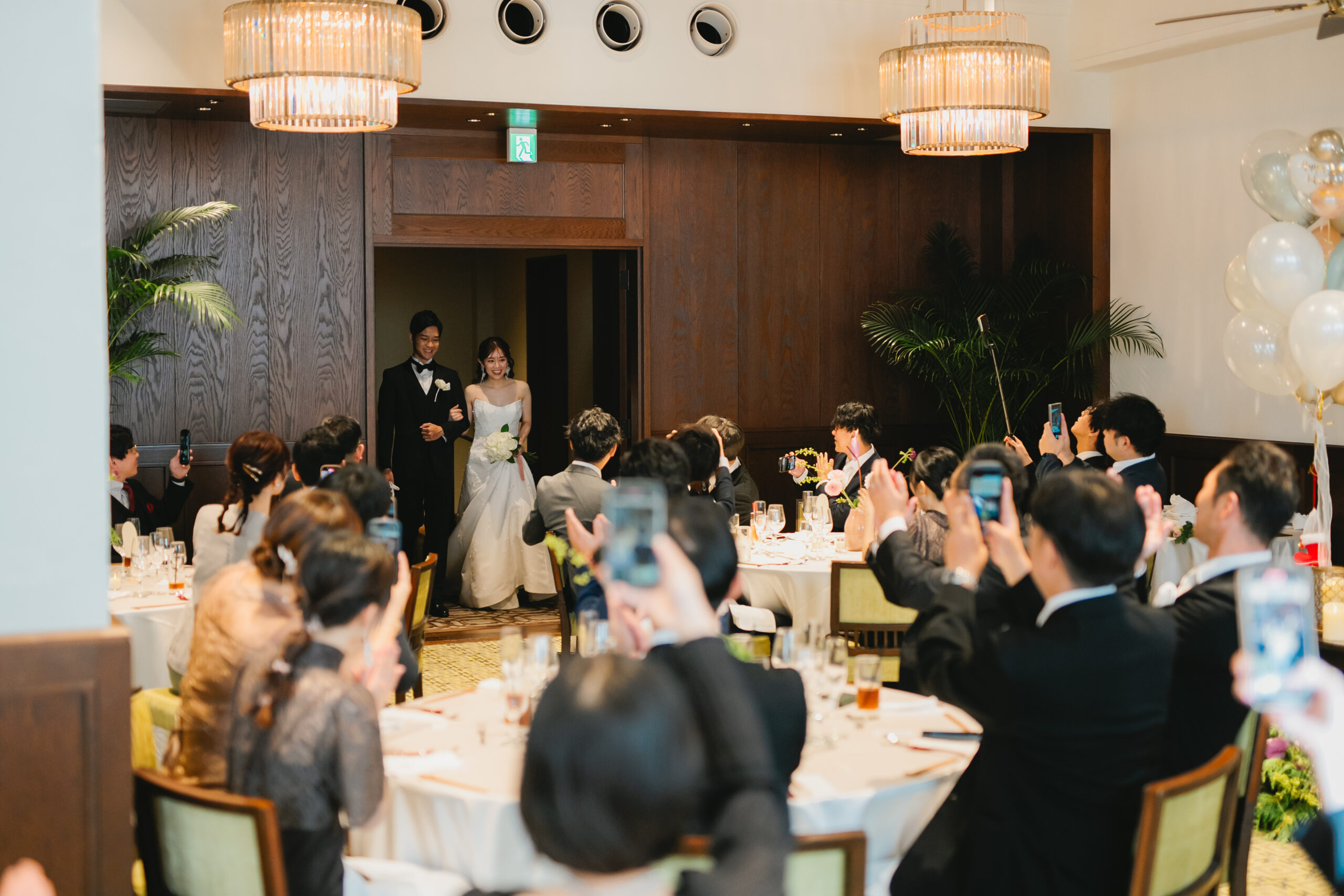 披露宴の入場ではゲストの皆様からの温かい祝福に包まれながらご入場されました
