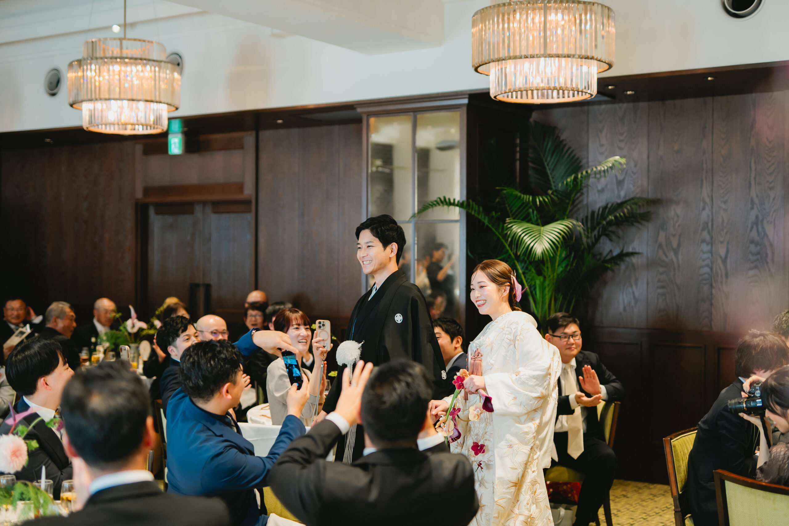 お色直しではウエディングドレスから白無垢へと クラシカルな空間に日本の伝統和装がより一層特別感を与えます