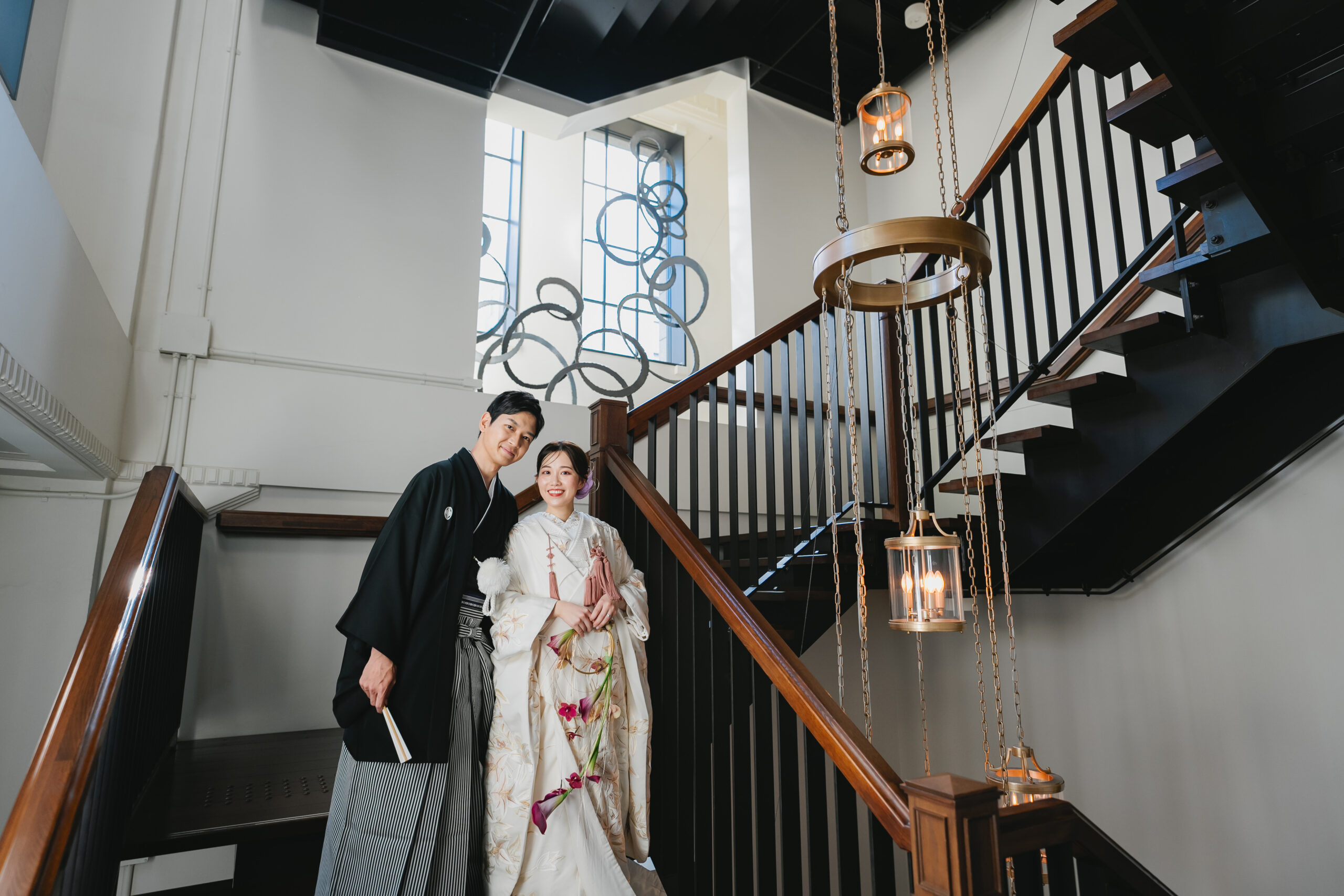 木の温もりと窓から降り注ぐ柔らかな光に包まれ 百合が咲き誇るかのように温かな表情を魅せます