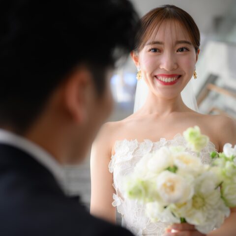 パレスホテル東京のチャペルは大きな窓からたっぷりと自然光が差し込み、ご新郎ご新婦様を柔らかく包み込みます