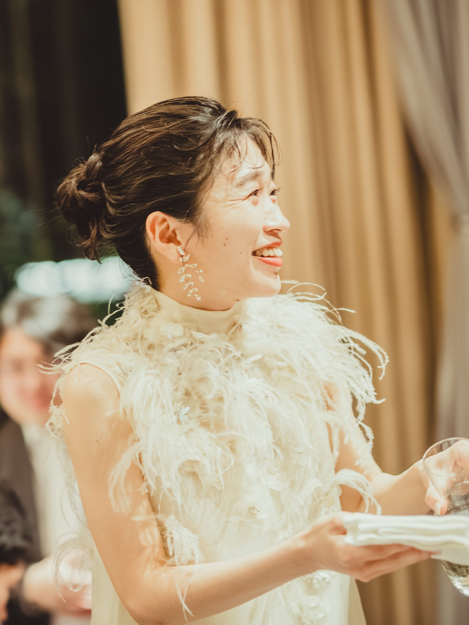 THE TREAT DRESSING で取り扱っているブランド、ザ セカンド スキン コのフェザーデザインが魅力のお色直しウェディングドレスを纏うご新婦様。