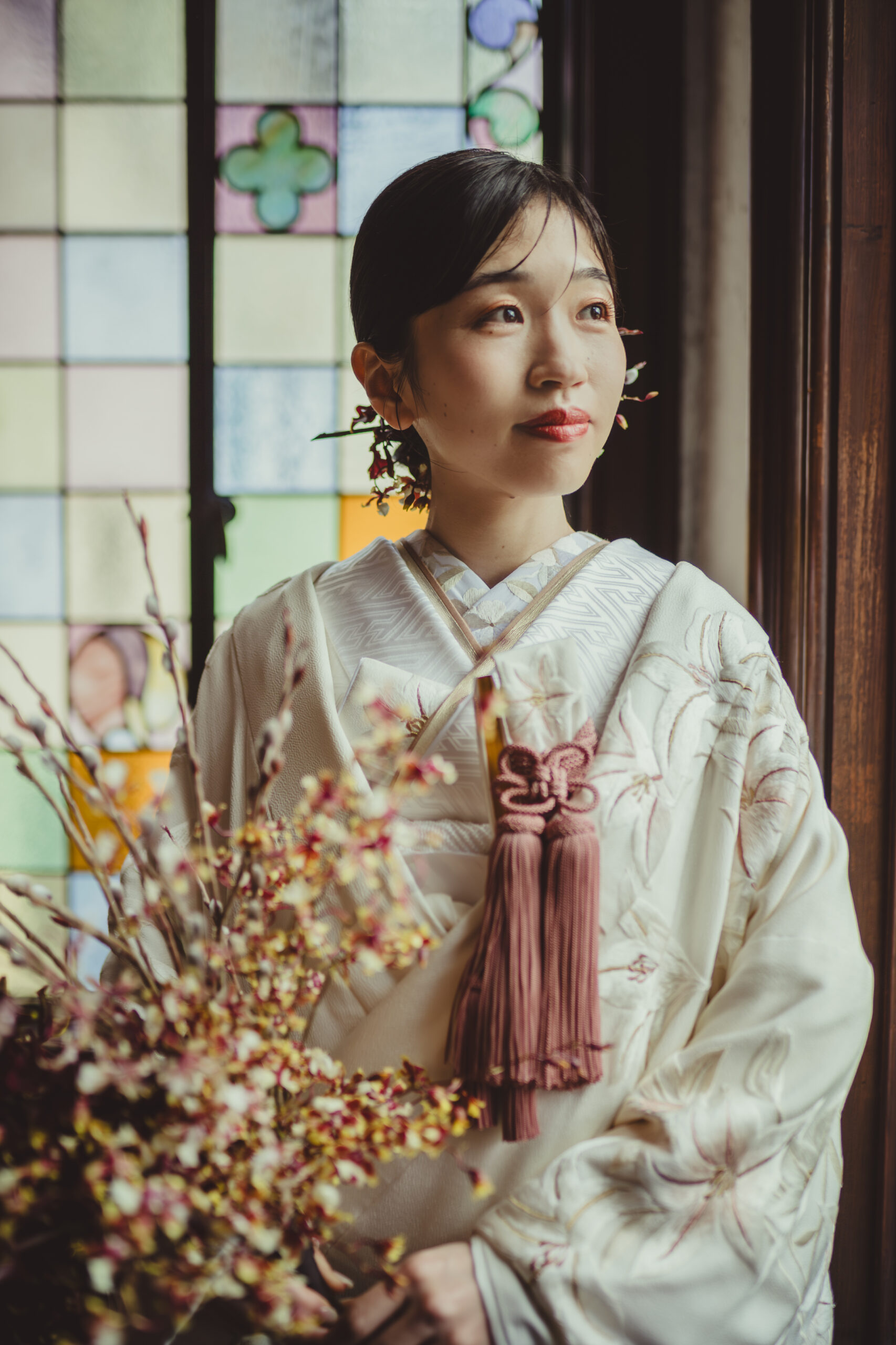 THETREATDRESSINGの提携会場、赤坂プリンスクラシックハウスのステンドガラスをバックに百合の花が魅力な白無垢を纏う新婦様。