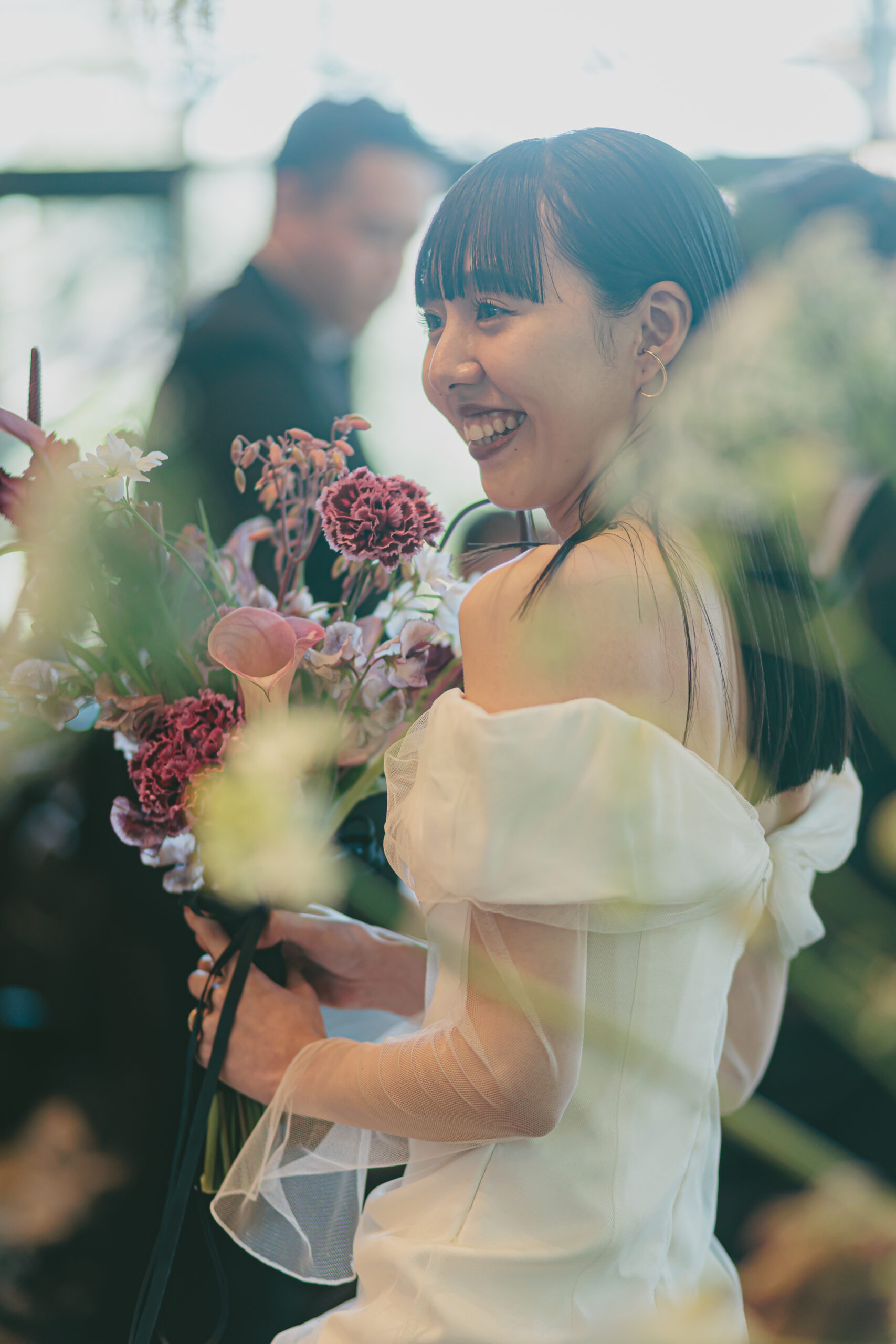 関西の自然に囲まれた結婚式場でのウェディングドレスのコーディネート