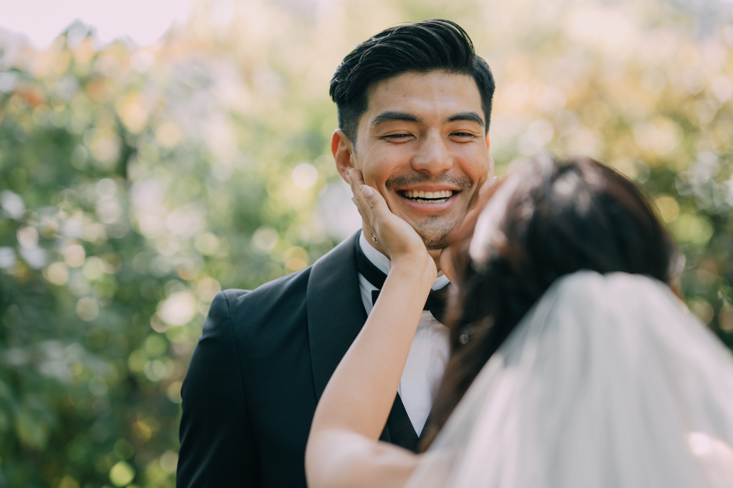 トリートドレッシングのブラックタキシードを纏い、ザガーデンオリエンタル大阪のガーデンでご新婦様とお二人だけのファーストミートを行い笑顔のご新郎様