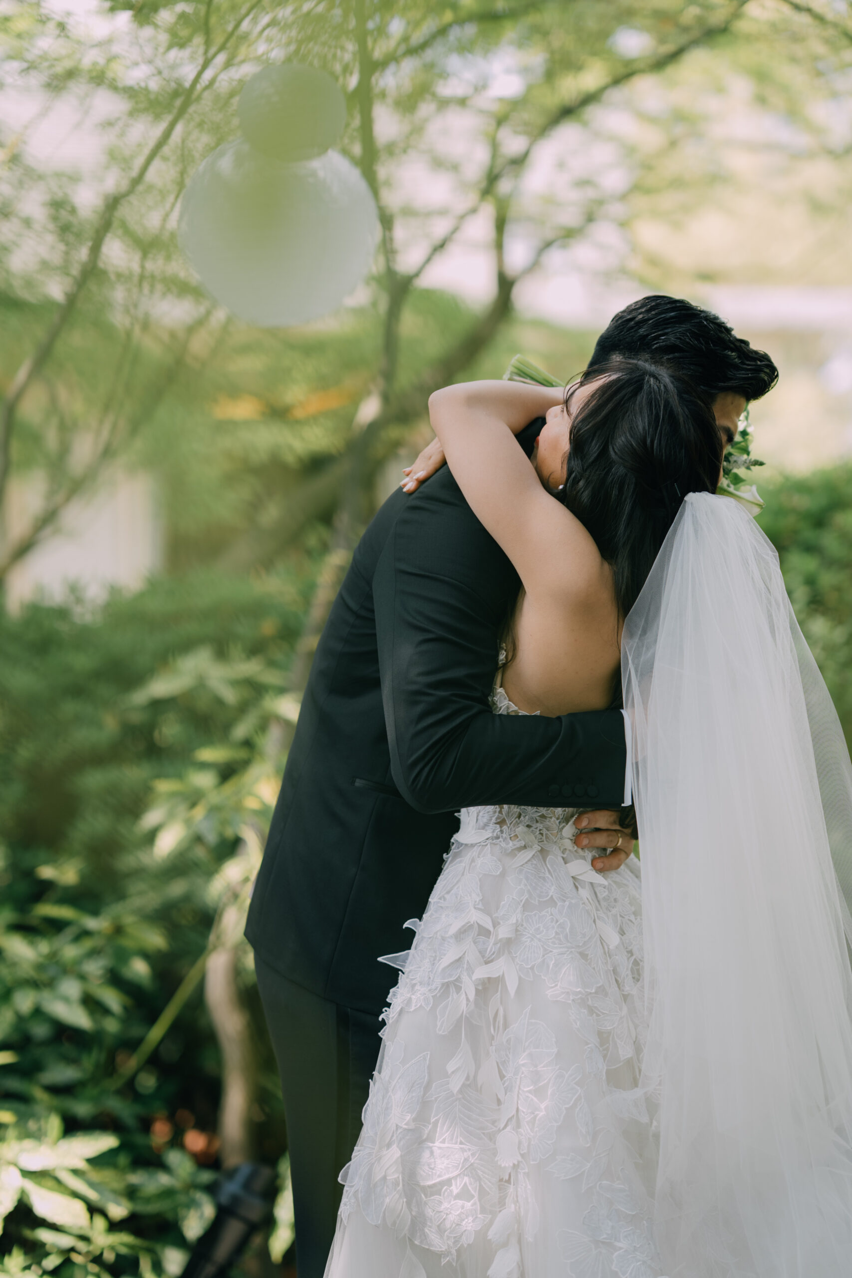 ザガーデンオリエンタル大阪のガーデンで行うご新郎ご新婦様だけのファーストミートは、タキシードとウェディングドレスを纏い、特別な瞬間を彩ります