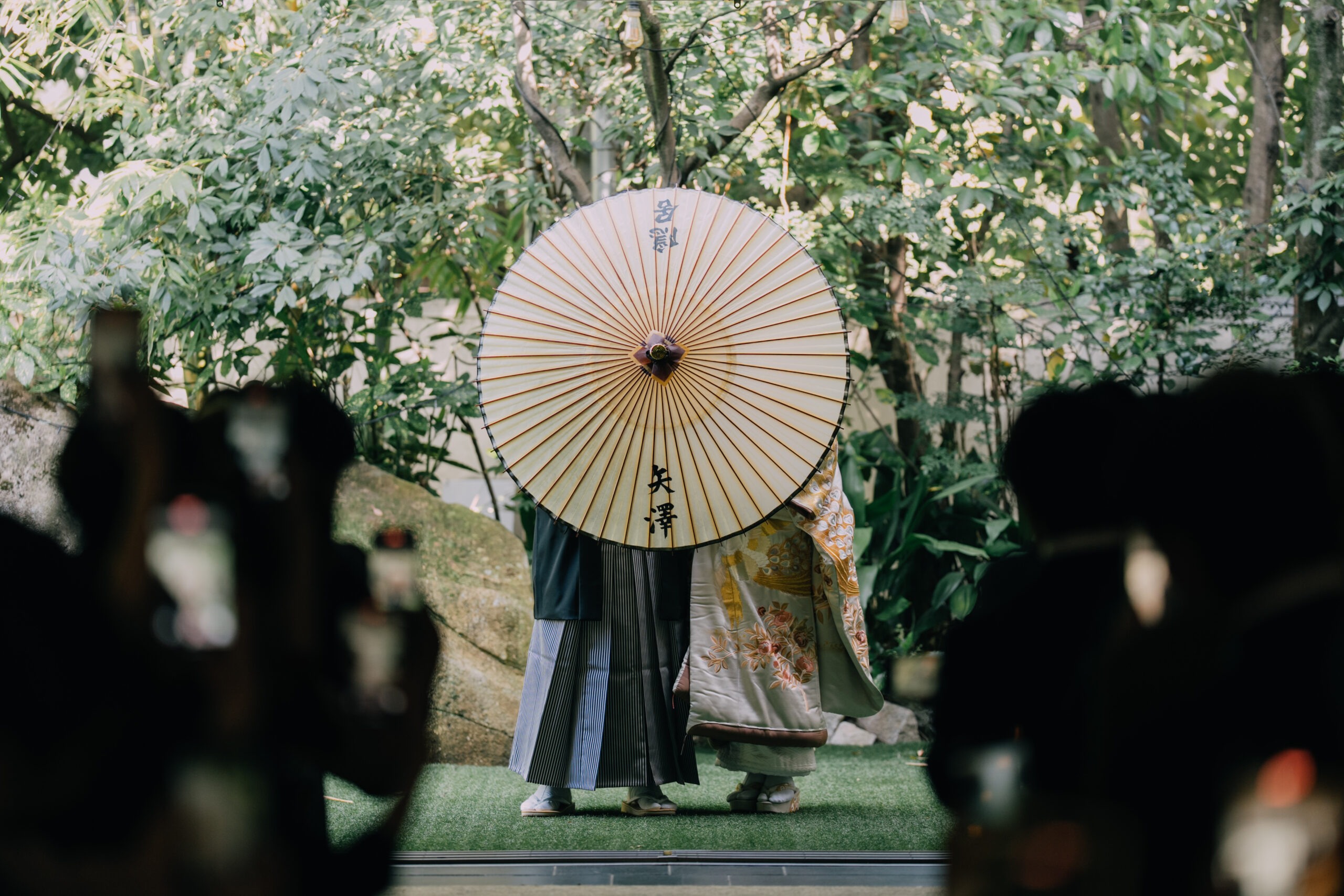 紋付袴と色打掛を纏ったご新郎ご新婦様がザガーデンオリエンタル大阪のガーデンより入場されるシーン