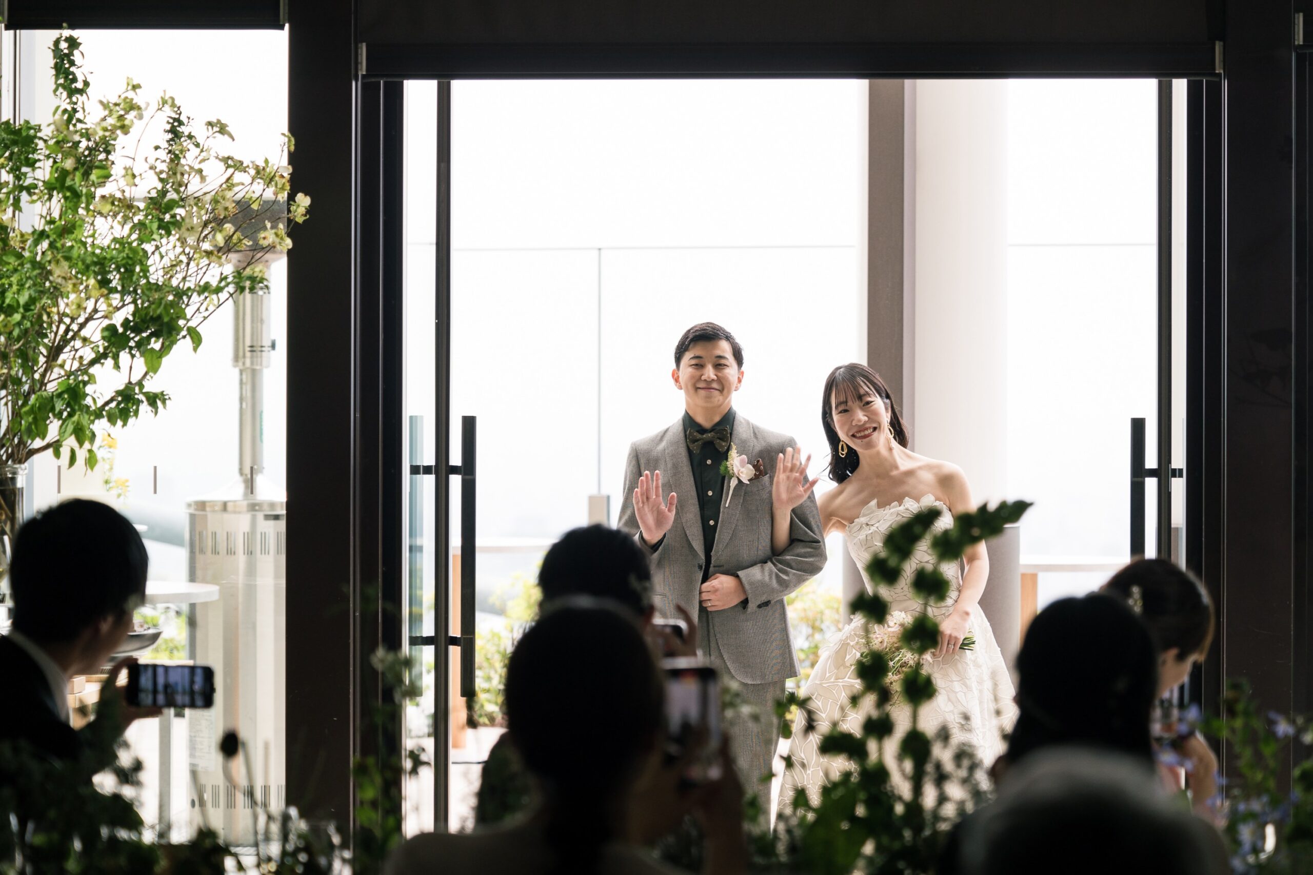 アンダーズ東京での結婚式で、トリートドレッシングのラグジュアリーなウェディングドレスとタキシードをお召しになりながらお色直しで入場するお二人。