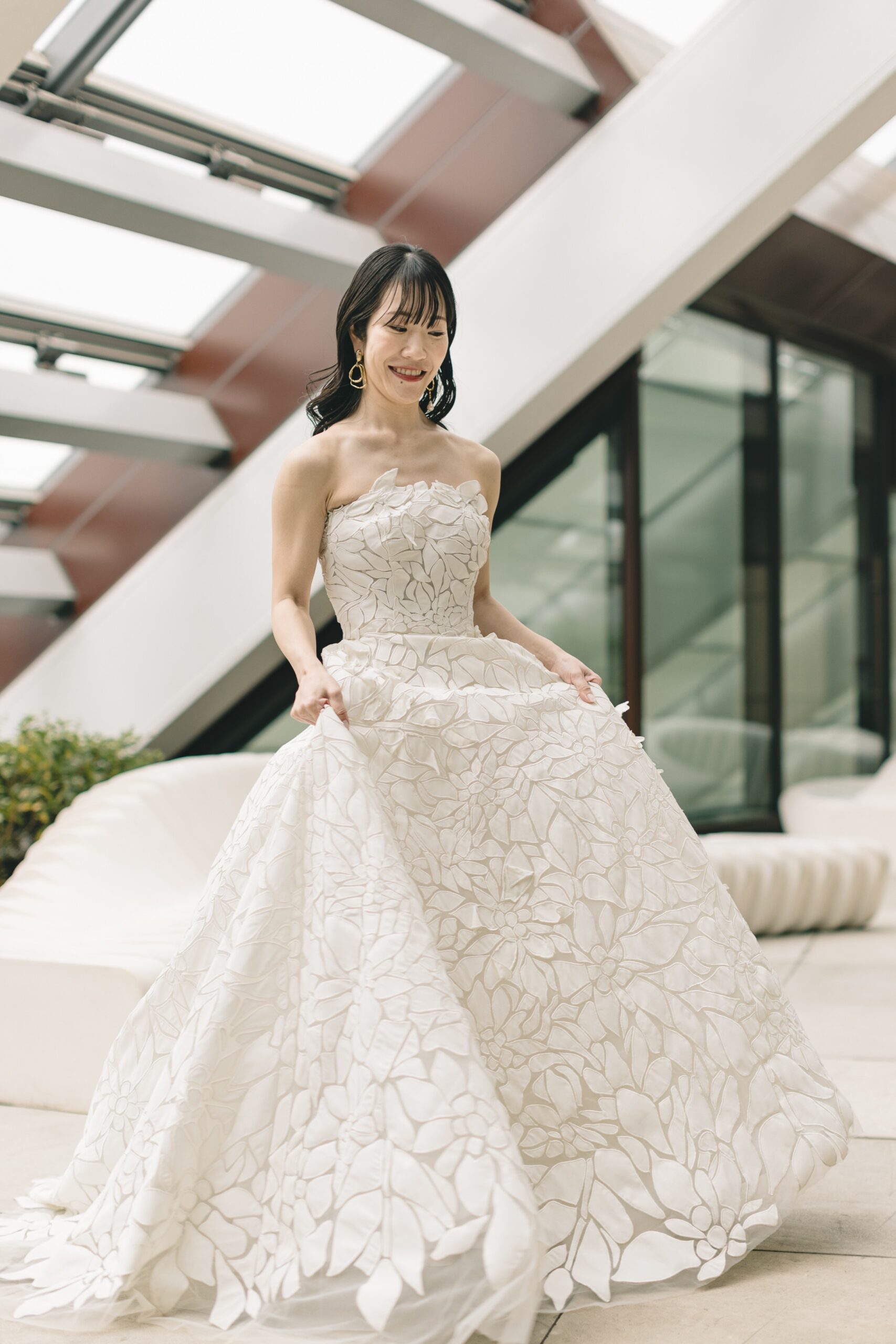 トリートドレッシングが扱うラグジュアリーブランド、オスカーデラレンタのフラワーが華やかで美しいウェディングドレスを優雅に身に纏っています。