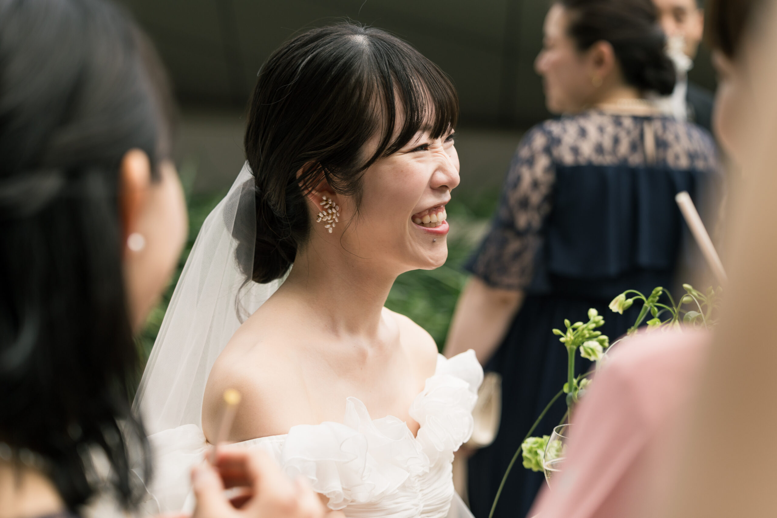アンダーズ東京での結婚式でゲストと会話を楽しむ新婦様。