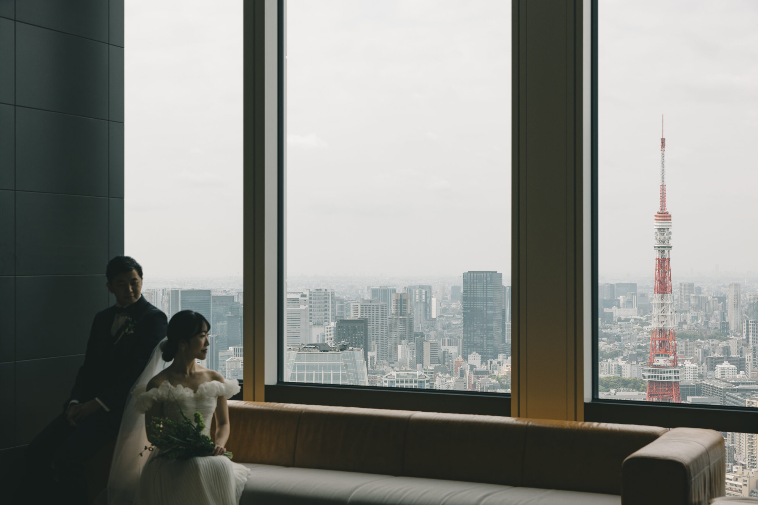 トリートドレッシングの提携会場アンダーズ東京で東京タワーを眺めながら佇むご新郎ご新婦様。