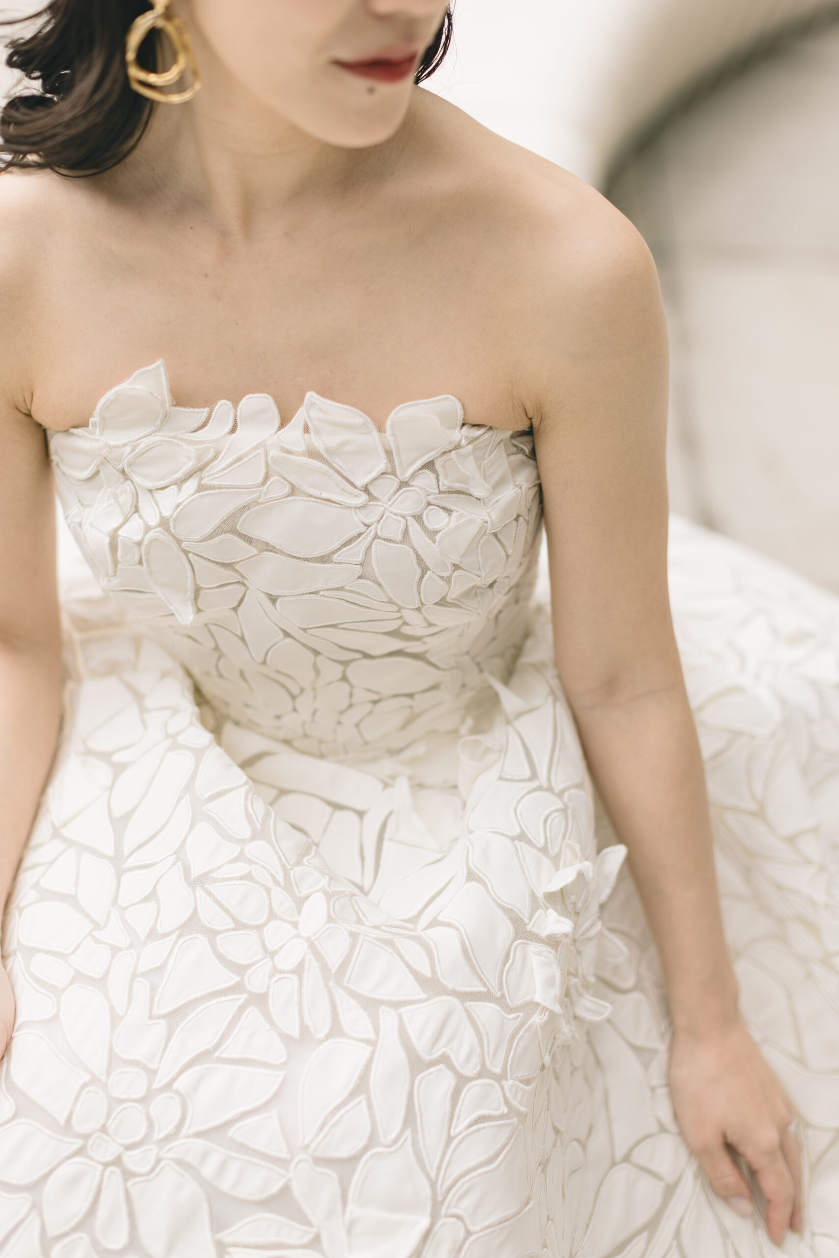 トリートドレッシングが扱うラグジュアリーブランド、オスカーデラレンタのフラワーが華やかで美しいウェディングドレスを身に纏うご新婦様。