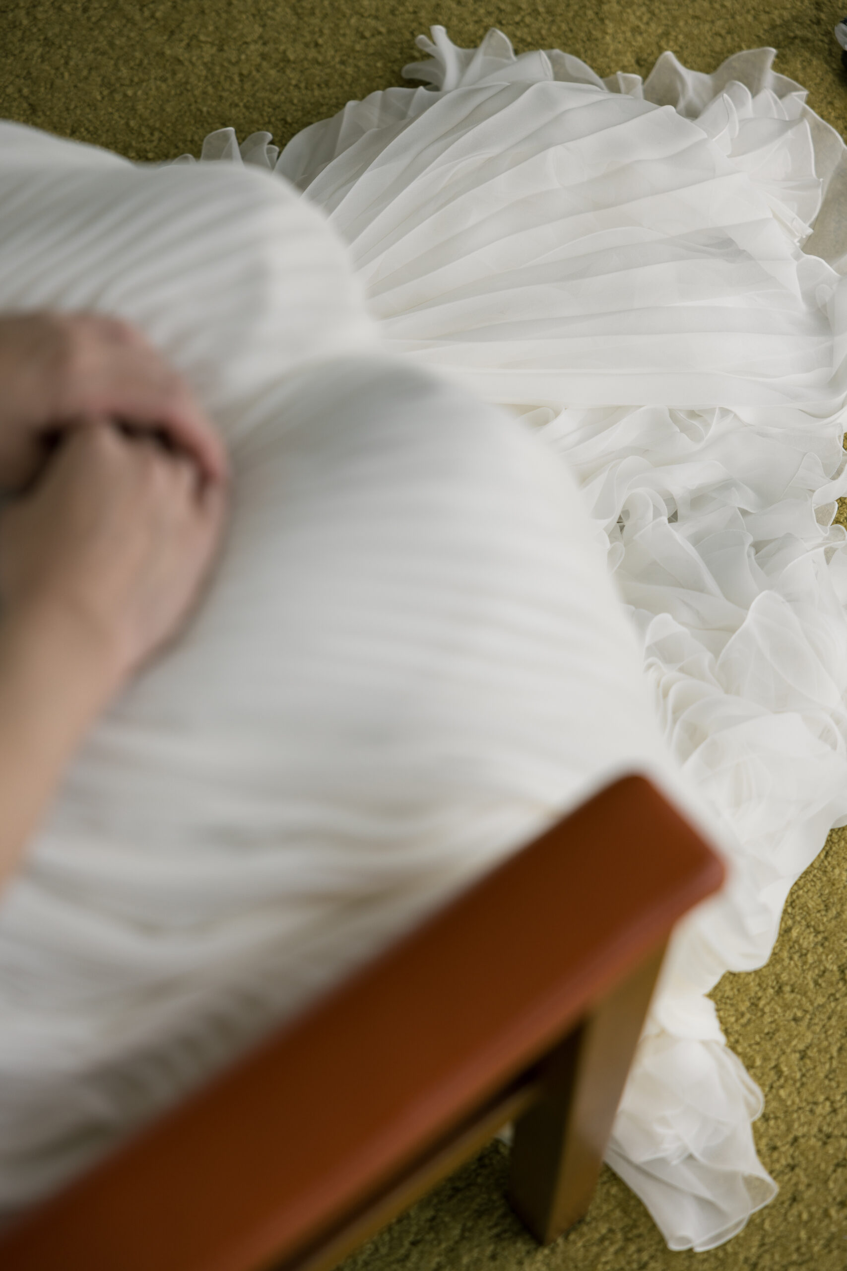 トリートドレッシングがお取り扱いするジャンバティスタヴァリのウェディングドレスの繊細で細やかなシフォンプリーツが美しく、優美で洗練されたウェディングドレスです。