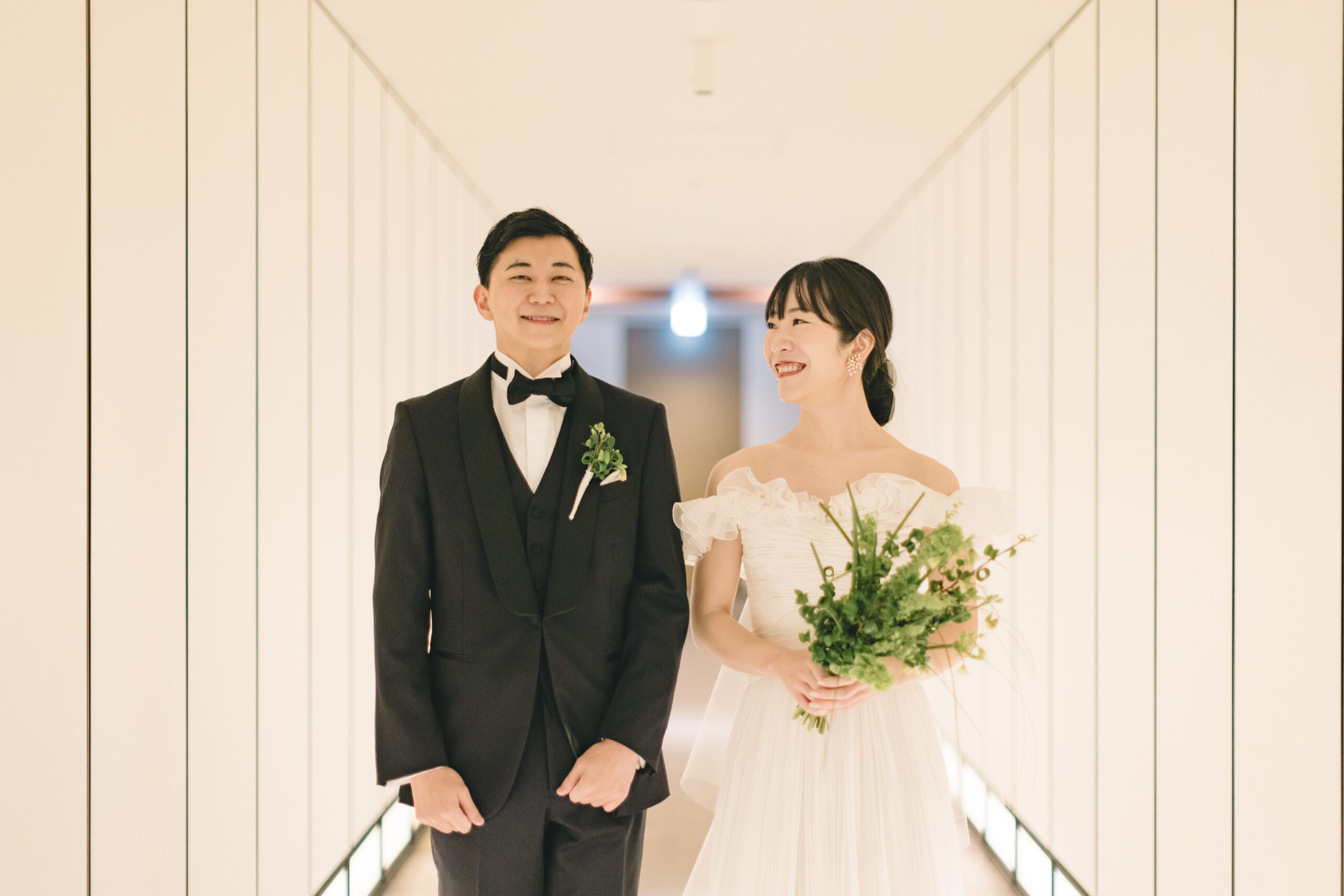 アンダーズ東京でトリートドレッシングの衣裳を纏いながら、挙式を迎えて微笑まれるご新郎ご新婦様。