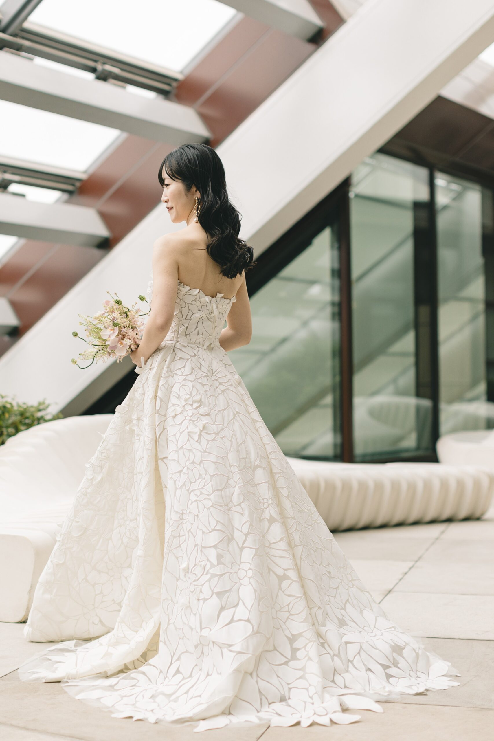 トリートドレッシングが扱うラグジュアリーブランド、オスカーデラレンタのフラワーが華やかで美しいウェディングドレスを身に纏うご新婦様。