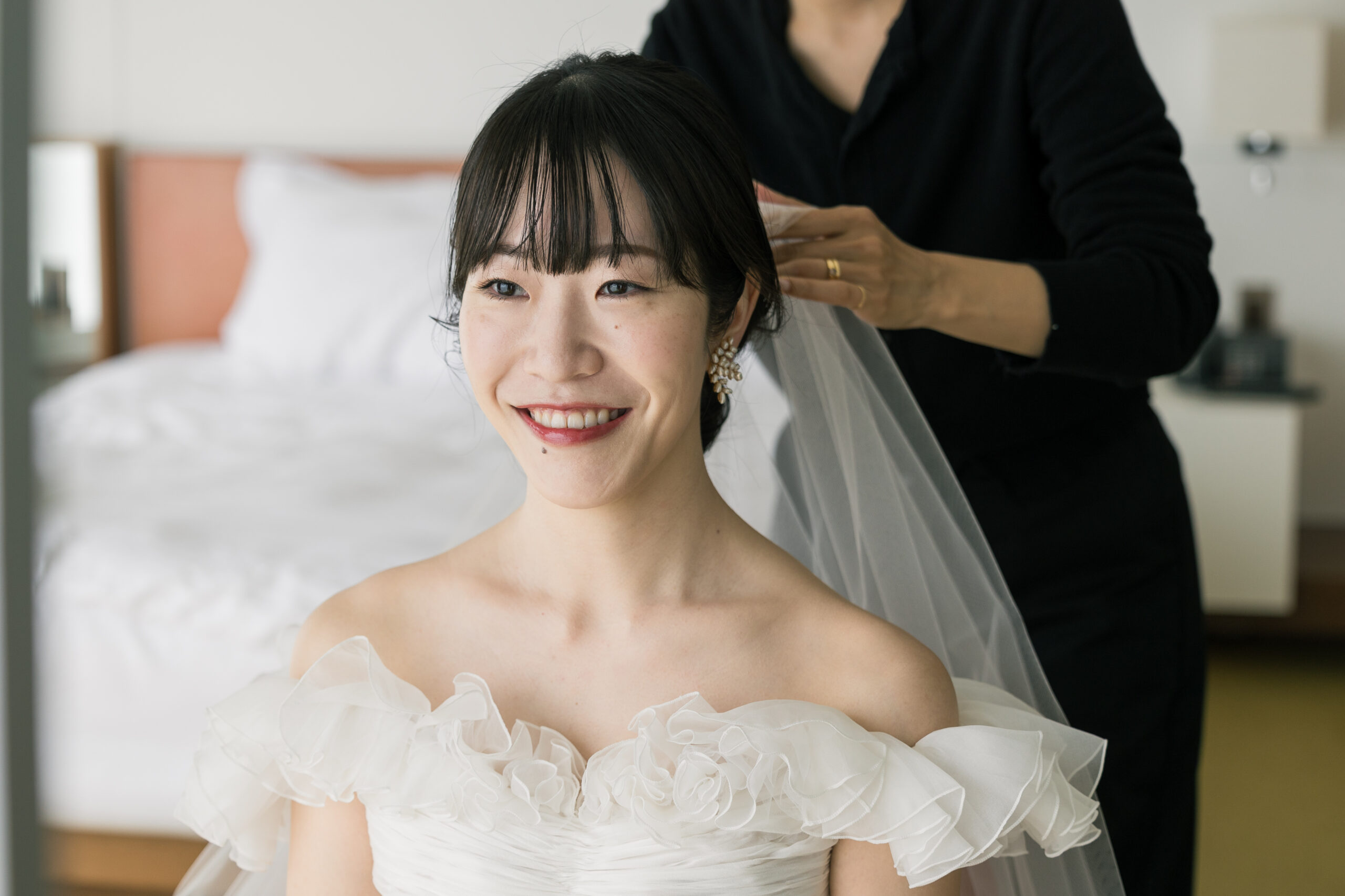 アンダーズ東京で結婚式をされる新婦様はお仕度で柔らかい笑みをこぼします。