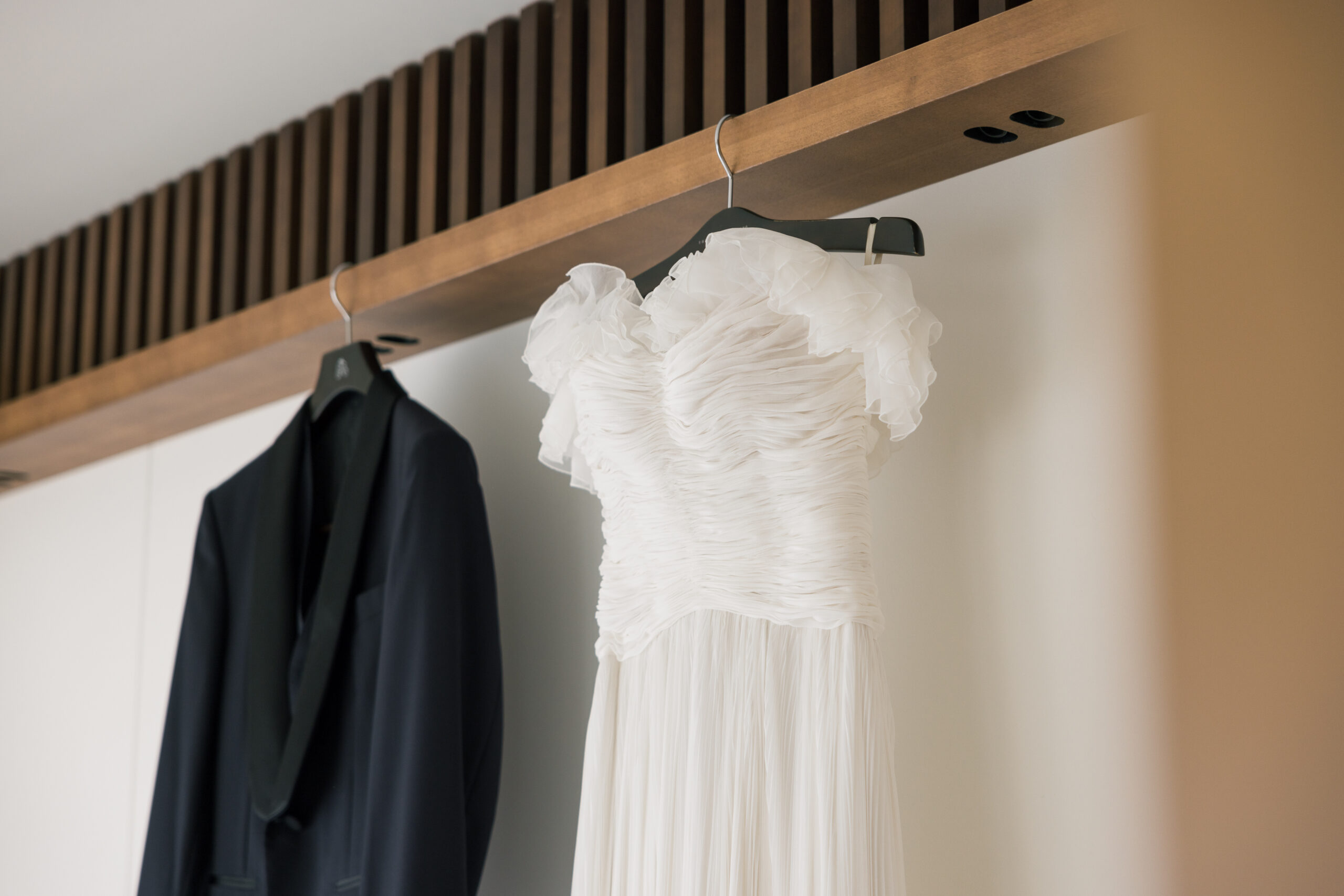 トリートがお取り扱いするジャンバティスタヴァリのウェディングドレスとトリートジェントルマンのタキシード。