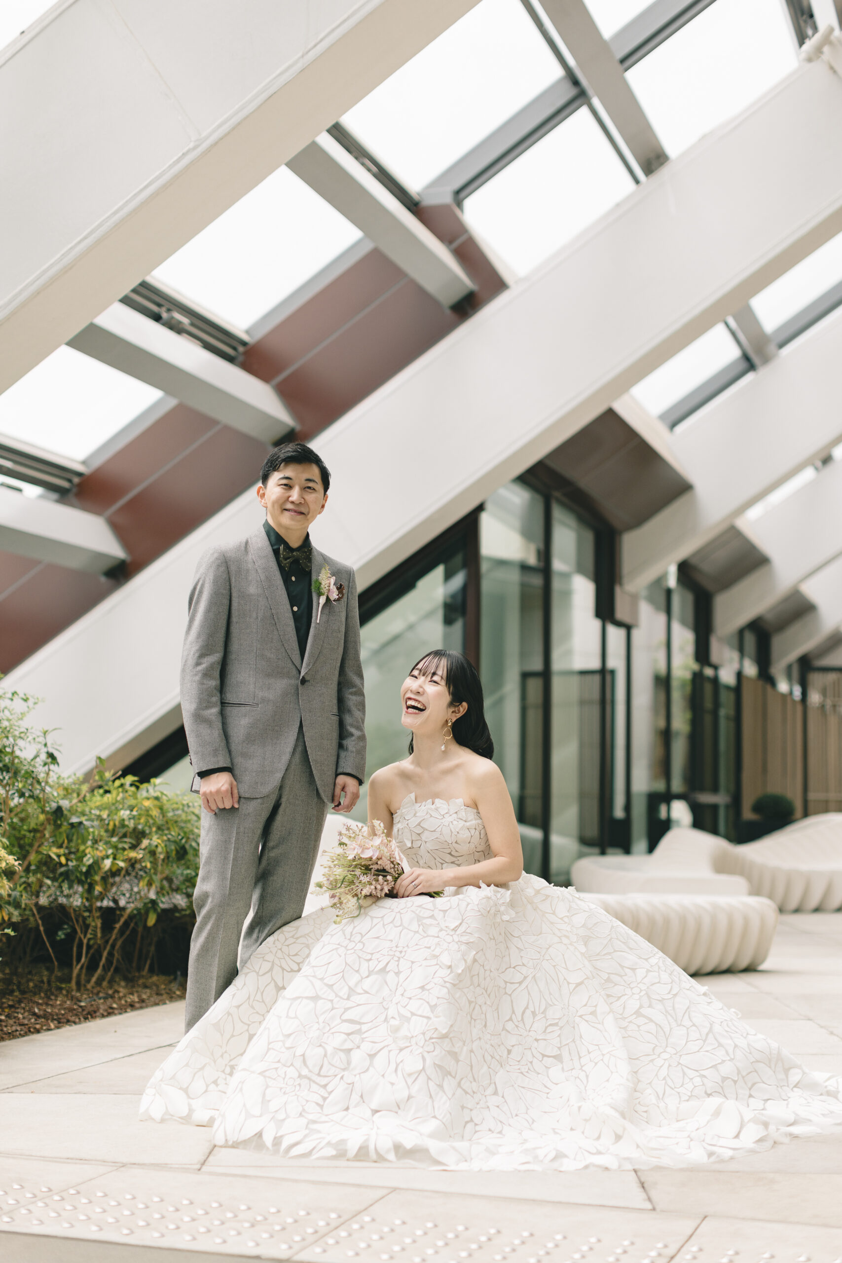 オスカーデラレンタのウェディングドレス、カルーゾのグレータキシードを身に纏うご新郎ご新婦様。